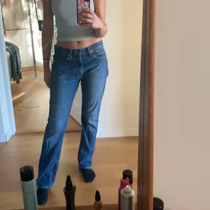 Blåa jeans  - Straight leg blåa jeans, jag är ca 170cm!