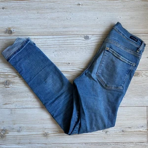”Shaping jeans” skinny regular waist  - Jeans fr hm i fint skick. Enda grejen är att det är nån pytteliten fläck på vänstra benet (se stora bilden). Annars fina och supersköna!