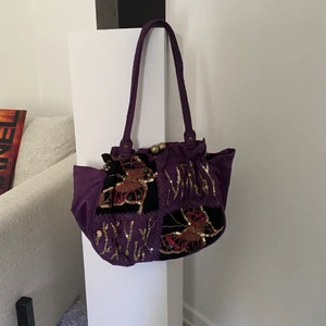 Axel väska från tidigt 2000tal - Axel väska från tidigt 2000tal, inga märken och gjord av mocka.