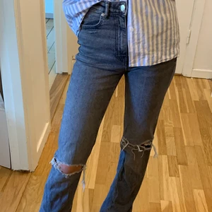 Grå zarajeans - Hej hej! Säljer ett par grå jeans med slits från zara i storlek 34.