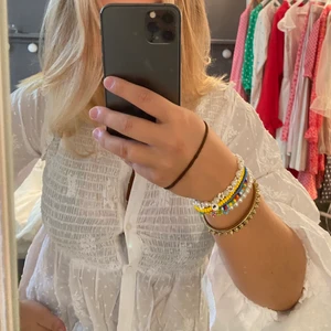 Vit blus  - Säljer denna vita blus. Den är perfekt att ha under en väst etc. Blusen är oanvänd och har prislappen kvar. 🍂🧸⚡️🖤