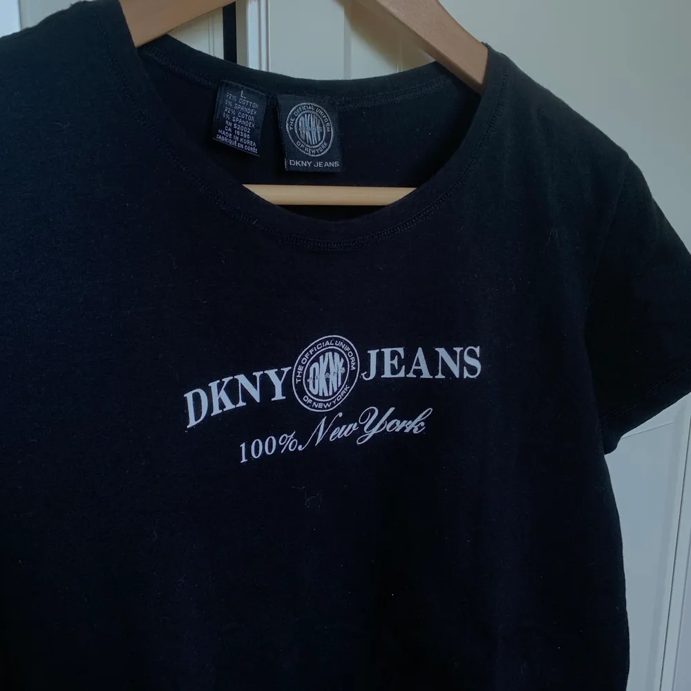 T-shirt från dkny, säljer då den är för stor för mig (vill att den ska vara tight). Stl L men passar mindre också om man vill ha den större, jag har xs. Materialet är Såå skönt! 100kr plus frakt. 🌸🌸. T-shirts.