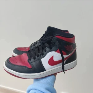 Jordan 1 - Skorna är väldigt röda ut på bilderna, men dem är mer vinröda i verkligheten, bilden där jag har dem på ser man den riktiga färgen. Skorna är i bra skick och kan mötas upp eller frakta. Har tyvärr inte boxen kvar.