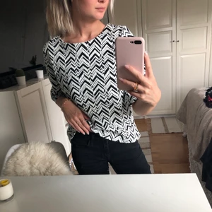 Tröja med print - Säljer superfin tröja med ett coolt print, kommer ursprungligen från Kappahl❤️‍🔥 storlek 36/38. ärmarna går ungefär till armbågen. Inga tecken på användning. Pris diskuteras kom privat, budgivning gäller