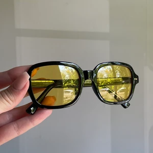 Solglasögon - Solglasögon med gult glas. Aldrig använda. 