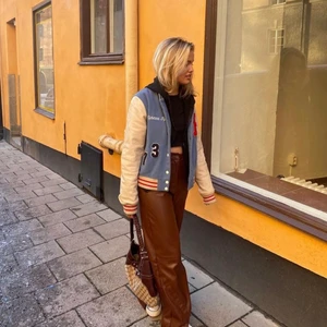 Collegejacka  - Collegejacka från Gant. Köpte för 800 och säljer för 479. Jag har S i kläder och den sitter oversized på mig.