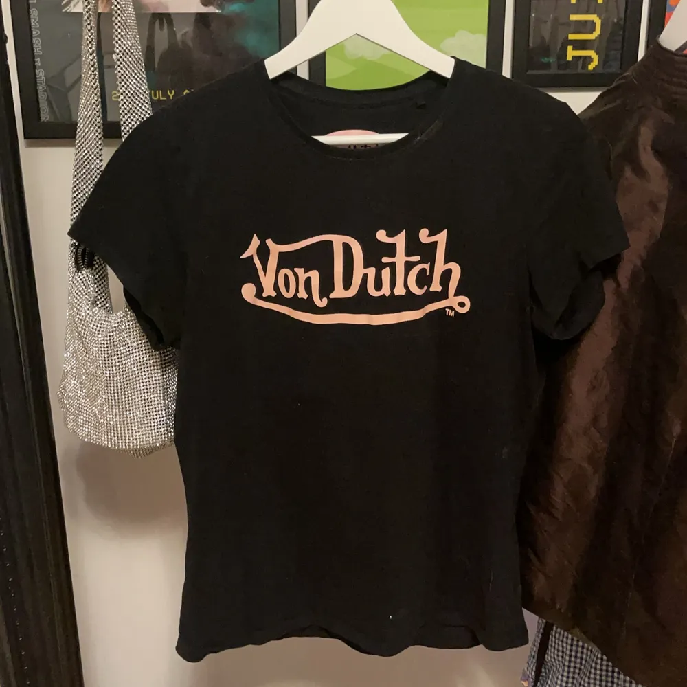 Svart T-shirt från Von Dutch med rosa tryck. Använd få gånger, nästan ny. Storlek S. . T-shirts.