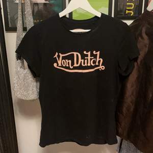 Svart T-shirt från Von Dutch med rosa tryck. Använd få gånger, nästan ny. Storlek S. 