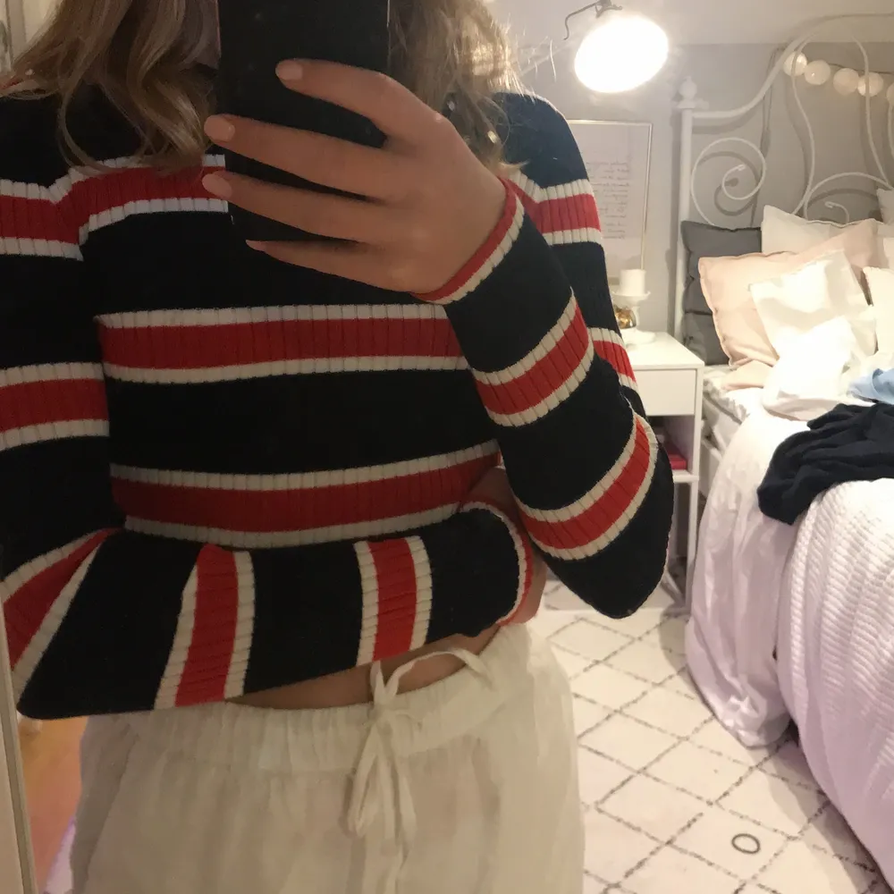 Skön långärmad tröja med röda och vita ränder som jag fick med som inte riktigt var min stil därför kommer jag sälja den här om någon annan känner att de tycker att den va snygg. Tröjor & Koftor.
