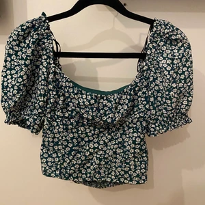 blommig topp - fin topp från h&m! Använd 1 gång. 90kr+frakt