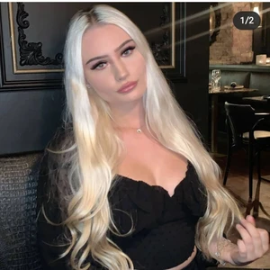 Milkmaid topp - Milkmaid topp från Missguided i storlek 36. Superfin med rysh vid bysten och genomskinliga ärmar och så fint prickigt material. Kan användas som offshoulder eller på bild. Jättefin skick, endast använd en gång, säljer då den tyvärr inte kommer till användning. Har en dragkedja på sidan för bättre passform 