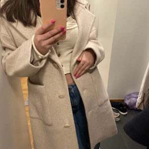 Vinter/höstkappa - Supersnygg oversize varm vinter- och höstkappa från Nakd. Aldrig använt och prislappen är kvar. Storlek 38 (small). Köpt den för 999kr och den är som sagt helt i nytt skick. 