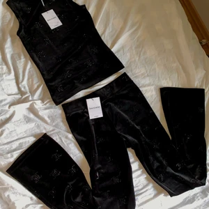 Juicy Coutrue set - Säljer nu världens snyggaste set från Juicy Coutrue💗 Prislapparna kvar och allt, skitsnygga rhinestones över hela setet med bokstäverna ”JC”☺️ Köpt för totalt ca 3500kr så kom med rimliga pris😊 Frakten kostar 66kr🌺 Byxorna storlek S och toppen XS. Aldrig tvättad så tvätta ensam kan färga av sig💕 Ganska tight över huvudet och resten av kroppen