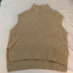 Superfin stickad väst💕💕 - Har tidigare varit en stickad tröja men jag har själv klippt av ärmarna. Har klippt utanför sömmarna så det finns ingen risk att den går upp i sömmen💕 superfin med slit på sidan men kommer tyvärr inte till användning💕