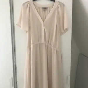 En vit/beige klänning från H&M, skulle använda som avslutningsklänning men det blev aldrig av. Aldrig använt 