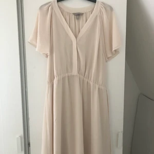 Sommarklänning Storlek L - En vit/beige klänning från H&M, skulle använda som avslutningsklänning men det blev aldrig av. Aldrig använt 