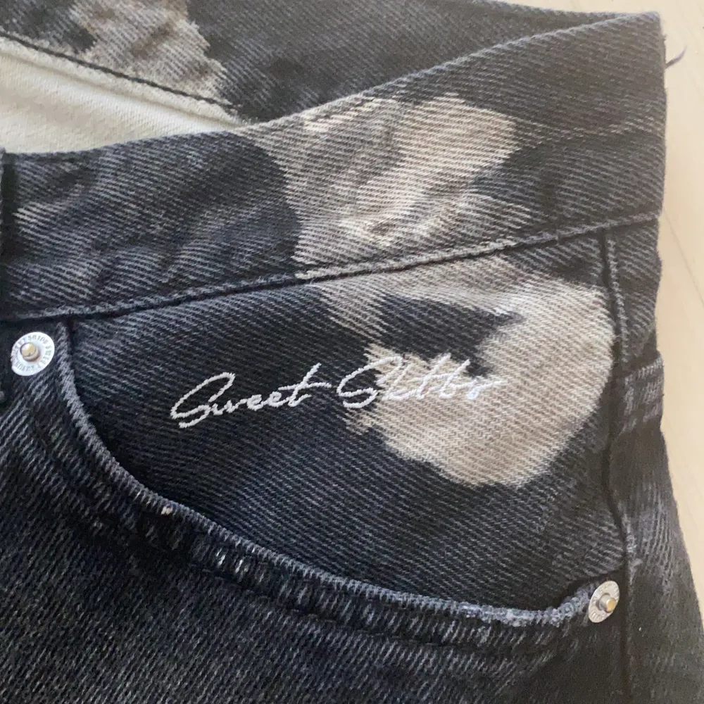 Ett par svarta baggy sweet sktbs jeans som har diy gjorts hemma med bleknings medel. Otroligt coola enligt mig. Har några små hål från skejting skador på sidan som man ser på bilden men inget större . Jeans & Byxor.