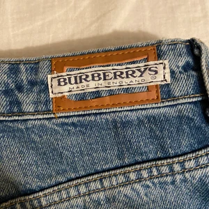 Burberry byxor - Är lite osäker om byxorna faktiskt är från burberry de den ända lappen som finns är lappen på baksidan och jag köpte dom på en secondhandbutik. Men superfina vida byxor som passar perfekt på mig som är (174 cm och har storlek s i byxor !)  buda