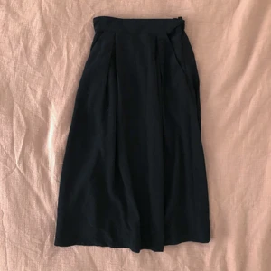 Monki kjol - I xs men passar även större då det är resor i midjan. Finns fickor i sidorna. 