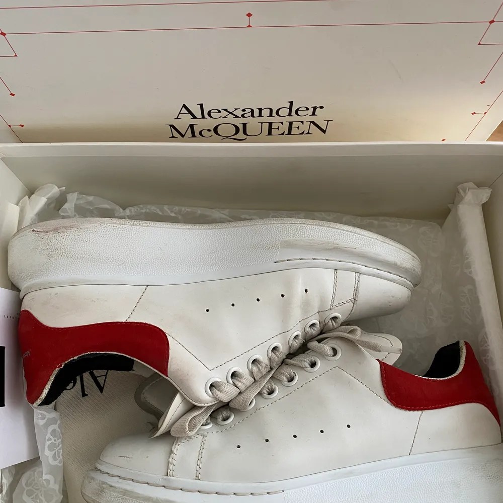 Tänkte kolla intresset på mina Alexander McQueen skor. Köpta för 4.490kr på NK för två år sen. Dem är väl använda, har fått lov att laga de båda i hälarna men inget som märks eller syns när skon väl är på!!                                             KOM MED EGNA BUD😊😊. Skor.