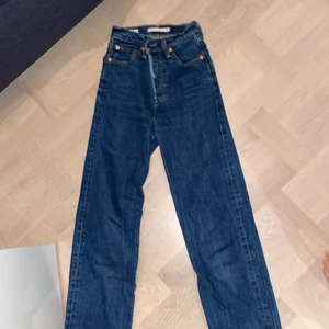 Levis, jeans - Jag säljer detta byxor för att de är för små i längden för mig. De är köpta för 6 månader sedan. Det är ett par Levis Ribcage Straight i waist 23 length 27 Jag är 162 men passar om man vill ha lite ankle modell men skulle passa de mellan 150-160 cm