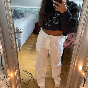 Vita linnebyxor  - Säljer mina vita linnebyxor som aldrig är använda, säljer pga inte min stil längre. Köparen står för frakt 