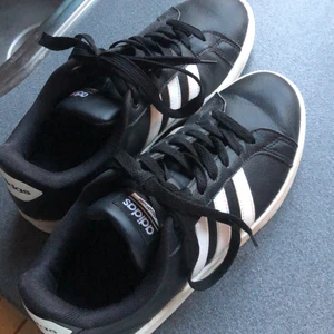 Adidas skor - Dessa är i väldigt fint skick! Storlek 38 men skulle säga att dem passar en 37! Nästan aldrig använda💗tvättar dem innan jag fraktar
