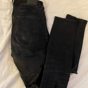 Svarta Gina tricot jeans, med hål på knäna. Super fina och så, men har tyvärr växt ur dem. Storleken på dem är S men är ändå stretchiga. 💕💕 Köparen står för frakten!