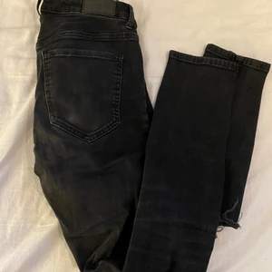 Gina Jeans - Svarta Gina tricot jeans, med hål på knäna. Super fina och så, men har tyvärr växt ur dem. Storleken på dem är S men är ändå stretchiga. 💕💕 Köparen står för frakten!