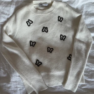 Tröja - En helt oanvänd tröja från zara med fjärilar på, skit söt och hur mjuk som helst! 