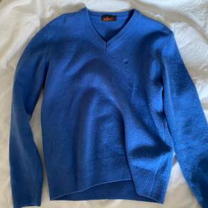 Blå jättefin tröja i Ull ifrån Morris. Storlek L men mer S/M. Köparen står för frakt