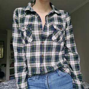 rutig skjorta - helt oanvänd tunn blå/grön/vit rutig skjorta från forever 21 i storlek S, säljer då den aldrig kommit till användning