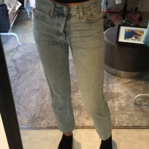 Levis byxor  - Ett par ljusblåa levis jeans i modell 501! Säljer pga de ej kom till användning lika mycket längre, köpta nått år sedan men i super bra skick!!💕👍🏼 nypris ca 1200kr