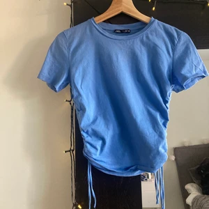 Zara tröja - T-shirt från zara som jag säljer då den inte kommer till användning, köpare står för frakt💙