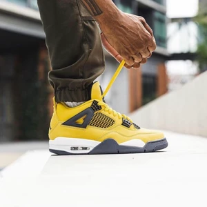 Jordan 4 lightning  - Air Jordan 4 ’Lightning’⚡️  Tillgängliga storlekar ⬇️ EU38  • EU44 • EU46 • EU47,5x2  • Pris: 3199 Fri Frakt   • Skick: DS/Oanvända  • Vi nås genom dm för eventuella frågor eller funderingar!  • Flera bilder fås via dm  #erisneakers 