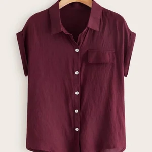 Röd blus/skjorta  - Superfin oanvänd blus i fin röd färg. Köparen står för frakten 