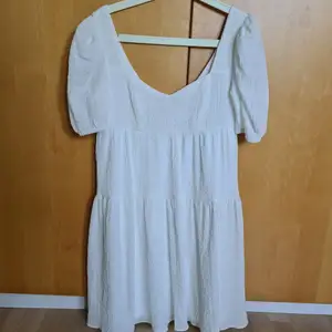 Oanvänd vit klänning från sisters point beställd på nelly.com. Säljes då den ej passade. Sista bilden är lånad från nätet. Köpt för 250 kr, säljes för 175+ frakt. Strl S. 