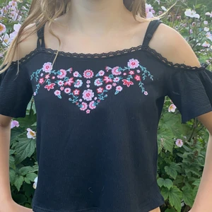 Svart blommig topp!  - Svart kort topp med rosa blommor 🌷 XXS men stor i storleken och reglerbara axelband. 