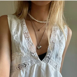 Hjärt halsband  - Säljer det här sjukt coola hjärt halsbandet köpt från Edblads. Aldrig använt så är i väldigt bra skick. *Frakt tillkommer*