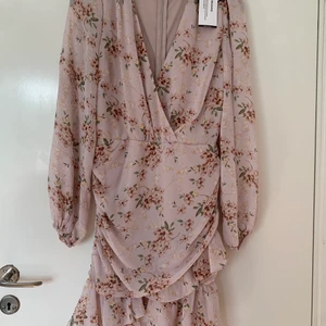 Nelly Blom klänning  - Vacker och en trendig klänning från Nelly ➡️ NLY TREND • helt oanvänd • ST 36/S • Rosa blommig , ser endast mörkare ut på bild 