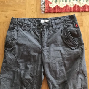Cargobyxor - Säljer ett par riktigt snygga cargobyxor!! Wida i benen och baggy på mig som är 172🌸🌸🌸 längden är 84cm 