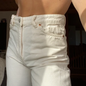 Monki jeans Yoko - Gräddvita jeans från monki i modellen Yoko. Storlek 26 och förstora för mig i midjan. Brukar trä in knappen i ena ”skärphållaren”. I vanliga fall är jag en w24 i jeans. Kan krympa i tvätten då ja även har ett par gråa som passar perfekt efter en tvätt. Annars anvönda 3 gånger och mycket bra skick. 