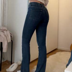 Superfina levis jeans som tyvärr blivit lite små. De är storlek 25 och de är bootcut. Lite slitna nertill som man kan se annars e det i jättefint skick. Skriv för fler bilder eller frågor. Kan mötas upp i Stockholm annars tillkommer fraktkostnad!