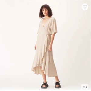 Beige klänning - Säljer denna superfina klänning från Carin Wester då den tyvärr är för liten. Den är i storlek 36 och lappar finns kvar.