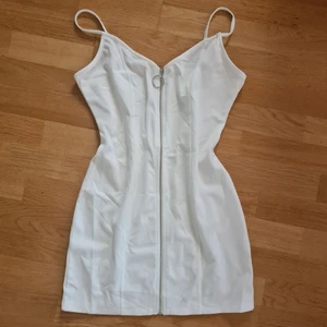 Sommarklännimg - Vit och nästan på gränsen till lite genomskinlig. Dragkedjan går att dra ner hela vägen. Den är lite kort på mog så kort så passar nog någon under 170cm. Helt oanvänd🌸 skriv för frågor/mer bilder