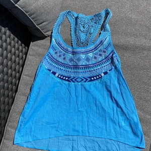 Linne boho romantisk hippie  - Så fint linne i runt bomullstyg med broderade detaljer och virkade axelband i brottar modell. Luftig och lös i storlek. Inte stretch. Frakt tillkommer 50kr