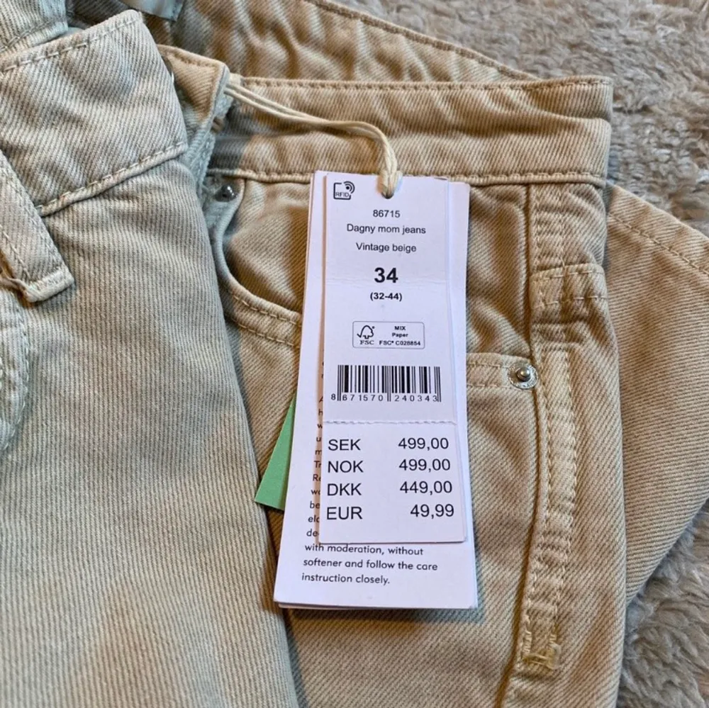 Str: 34 - 499kr Selger min helt ubrukte bukse fra Gina, fordi jeg ved en feil kjøpte for liten størrelse.   Buksen er nydelig, og passer til hverdags og fest. Flere bilder kan bli sendt dersom det ønskes. ☺️✨. Jeans & Byxor.