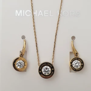 Michael Kors halsband - Halsband från MK, nypris 1100 kr. Använt enstaka gång. Kan användas på två sätt. Ingår i ett set med örhängen. Köp hela setet: 600 kr. Annars halsbandet 350 kr. Äkta såklart. Box och intyg finns såklart. 