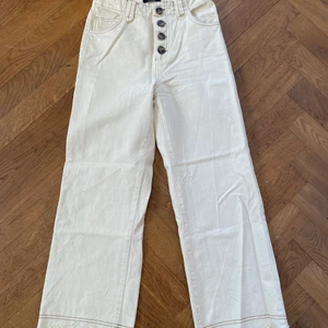 Jeans  - I bra skick knappt använda. Färgen är sand alltså inte helt vita. Frakt tillkommer 
