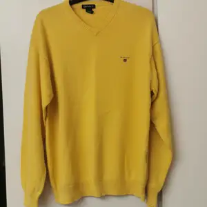 En gul GANT tröja i storleken L. Köptes för ungefär ett år sedan och har inte varit använd sedan dess. Storleken är lite större än en vanlig L. 